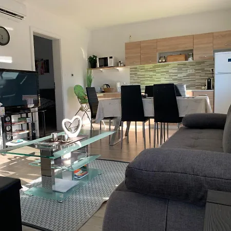 Fullhouse Apartmanhaz Apartment