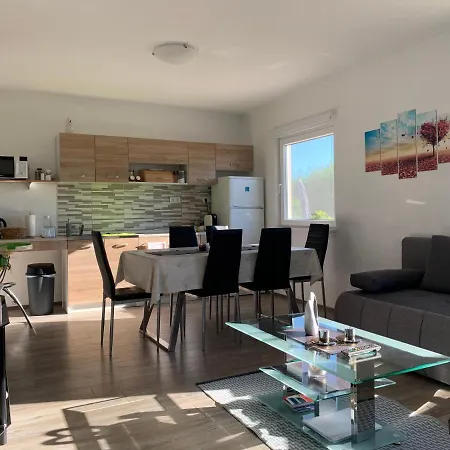 Fullhouse Apartmanhaz Zamardi