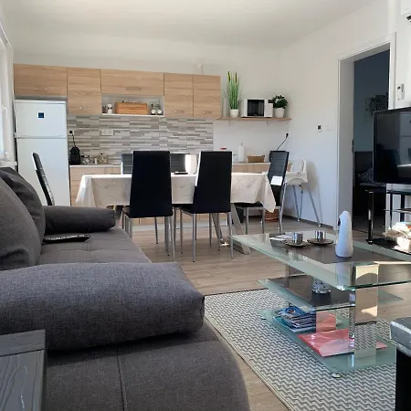 Apartment Fullhouse Apartmanhaz Zamardi