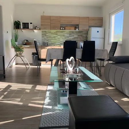 Fullhouse Apartmanhaz Apartment