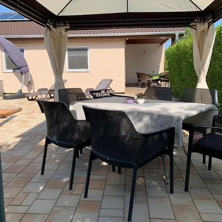 Fullhouse Apartmanhaz * Zamardi