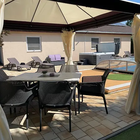 Fullhouse Apartmanhaz * Zamardi