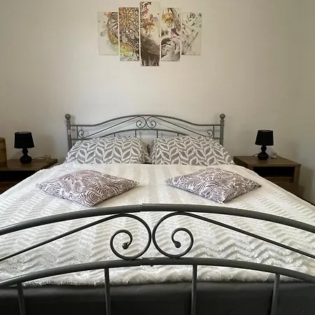 Fullhouse Apartmanhaz *