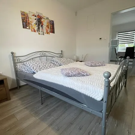 Fullhouse Apartmanhaz *