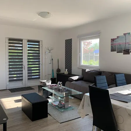 Fullhouse Apartmanhaz Zamardi