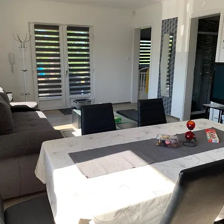 Fullhouse Apartmanhaz