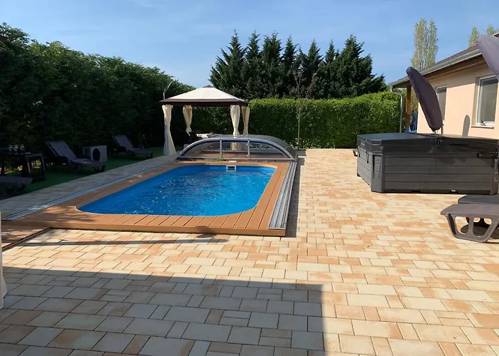 Fullhouse Apartmanhaz *